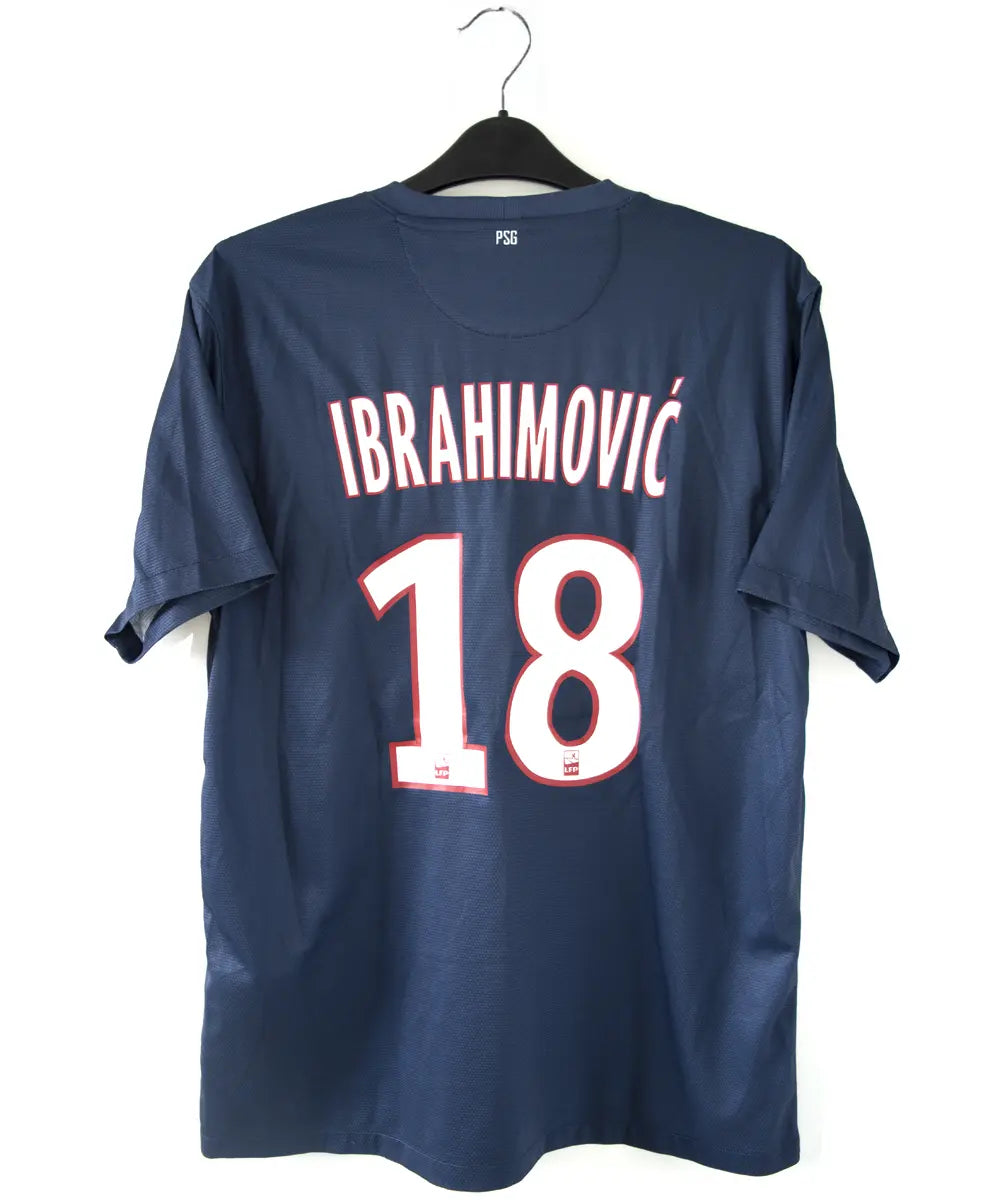 Maillot domicile du PSG bleu blanc et rouge, de la saison 2012-2013. On peut retrouver l'équipementier nike et le sponsor fly emirates. Le maillot est floqué du numero 18 Zlatan Ibrahimovic