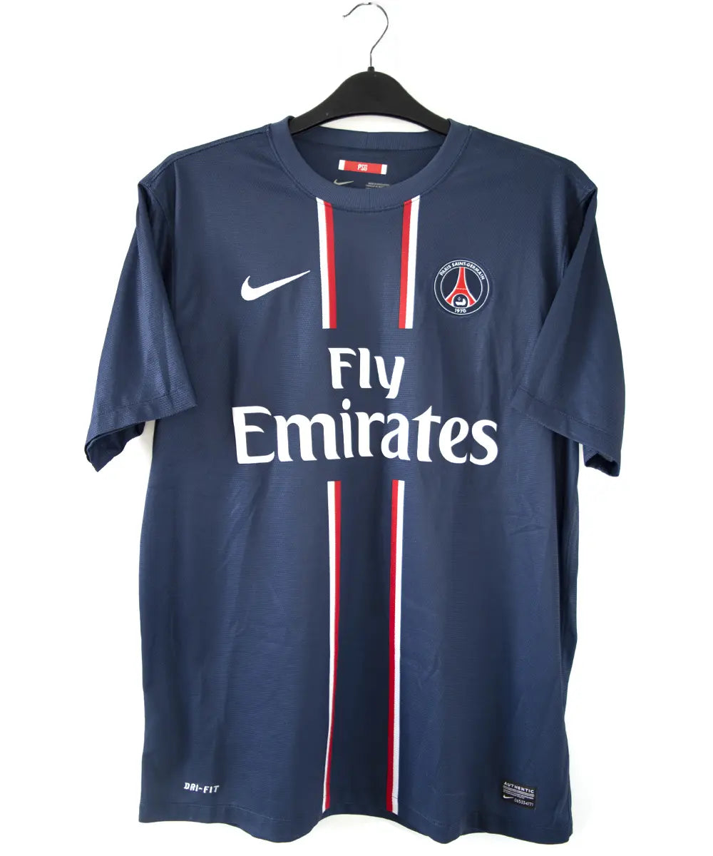 Maillot domicile du PSG bleu blanc et rouge, de la saison 2012-2013. On peut retrouver l'équipementier nike et le sponsor fly emirates.