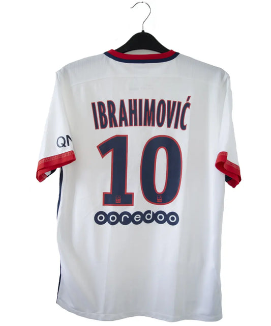 Maillot vintage extérieur du psg blanc de la saison 2015-2016. On peut retrouver l'équipementier nike et le sponsor fly emirates. Le maillot est floqué du numéro 10 Ibrahimovic. L'étiquette du maillot comporte les numéros 658898-106