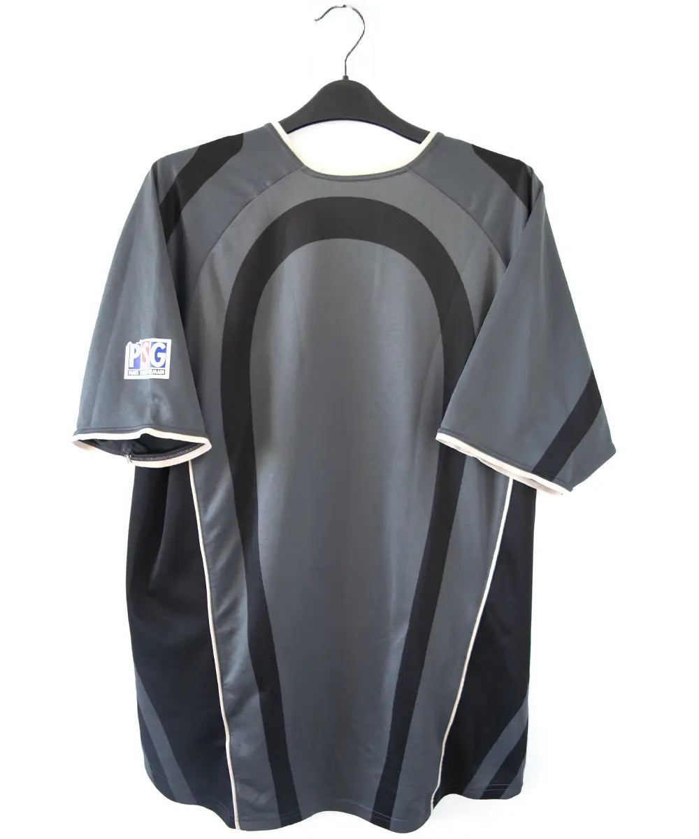 Maillot third du PSG de la saison 2001-2002. Le maillot est de couleur noir et gris. On peut retrouver le sponsor Opel ainsi que l'équipementier Nike.