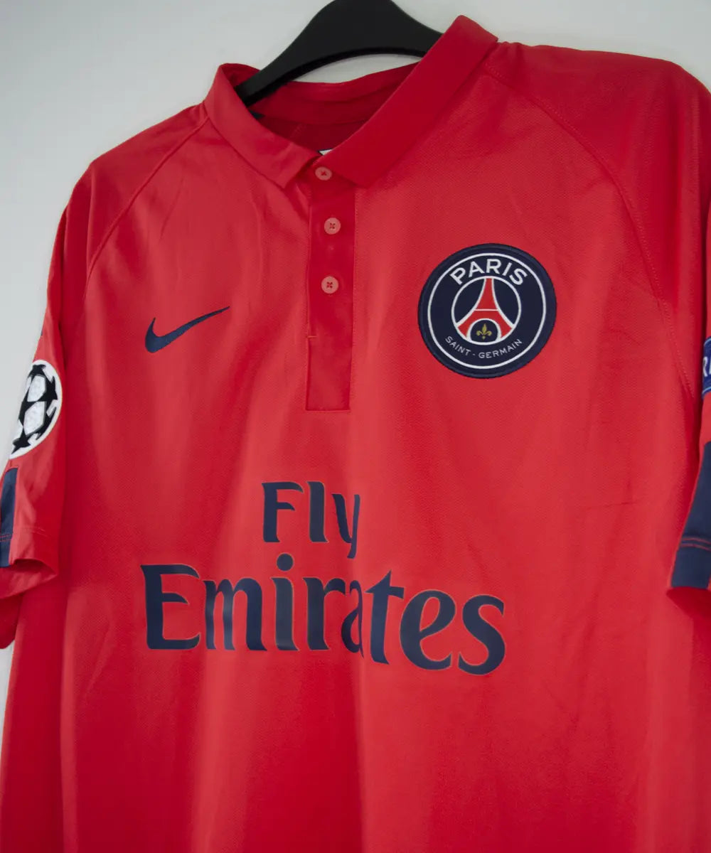 Maillot rouge et bleu third du psg de la saison 2014-2015. On peut retrouver l'équipementier nike et le sponsor fly emirates. Le maillot est floqué du numéro 32 David Luis