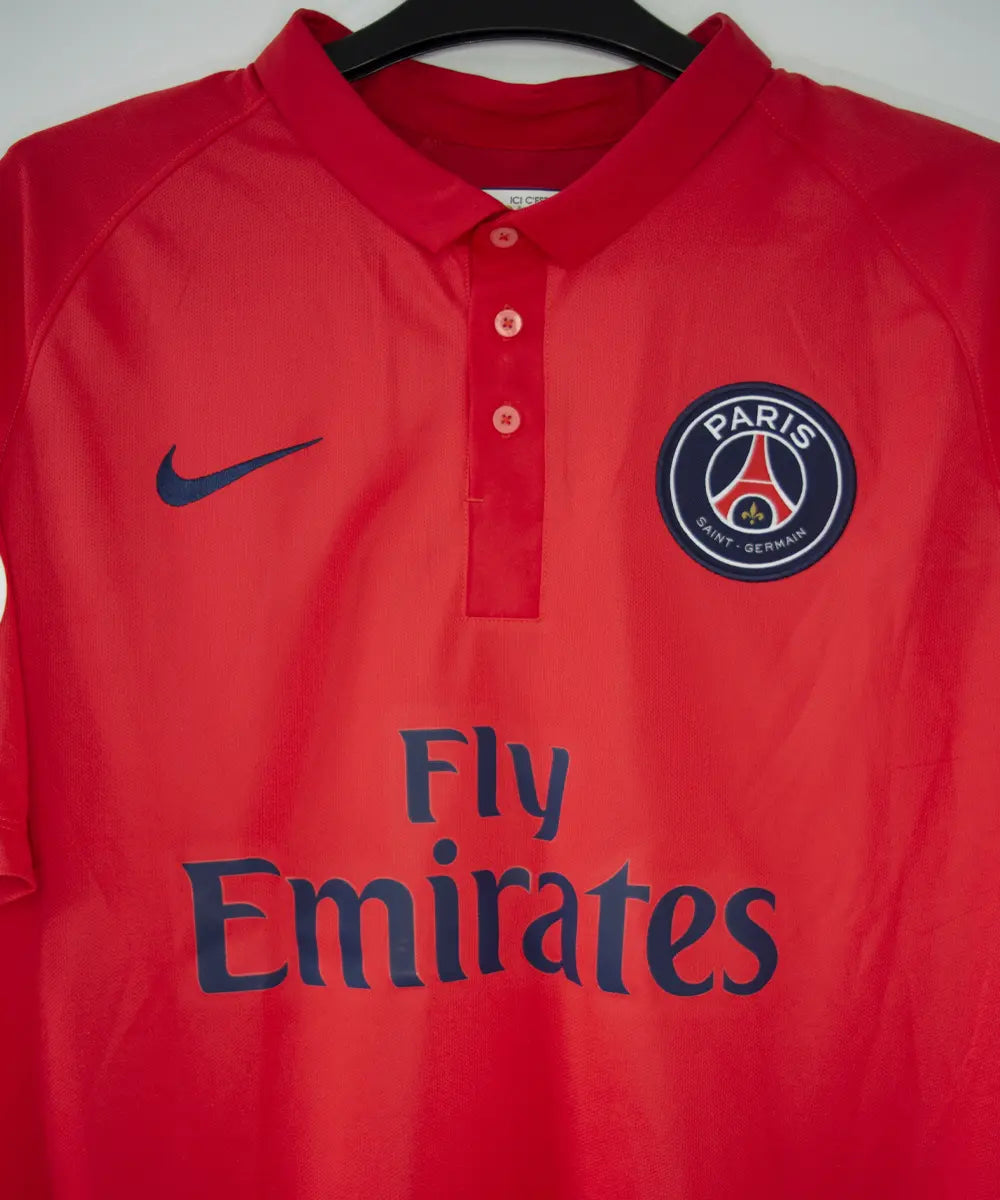 Maillot rouge et bleu third du psg de la saison 2014-2015. On peut retrouver l'équipementier nike et le sponsor fly emirates. Le maillot est floqué du numéro 32 David Luis