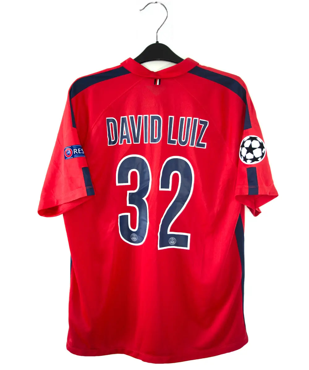 Maillot rouge et bleu third du psg de la saison 2014-2015. On peut retrouver l'équipementier nike et le sponsor fly emirates. Le maillot est floqué du numéro 32 David Luis