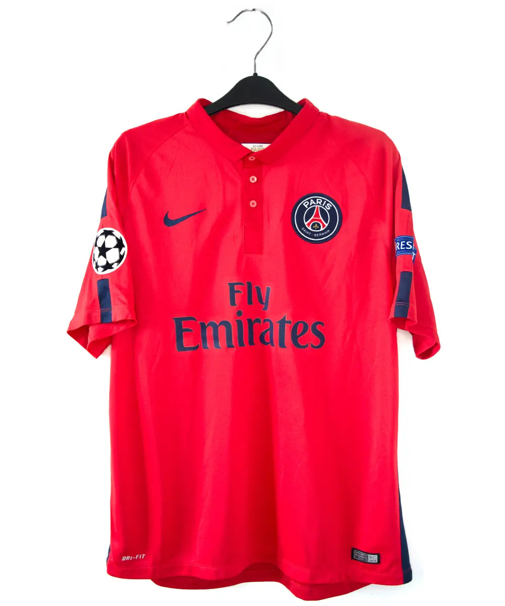 Maillot rouge et bleu third du psg de la saison 2014-2015. On peut retrouver l'équipementier nike et le sponsor fly emirates. Le maillot est floqué du numéro 32 David Luis