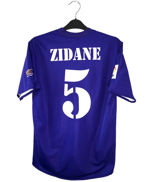 Maillot vintage violet et blanc third du real madrid de la saison 2002-2003. On peut retrouver l'équipementier adidas et le sponsor siemens mobile. Il s'agit du maillot du centenaire. Le maillot est floqué du numéro 5 Zinedine Zidane