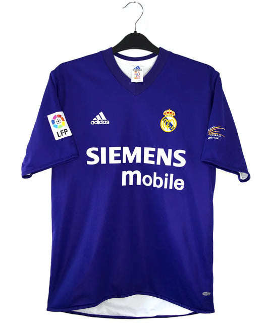 Maillot vintage violet et blanc third du real madrid de la saison 2002-2003. On peut retrouver l'équipementier adidas et le sponsor siemens mobile. Il s'agit du maillot du centenaire. Le maillot est floqué du numéro 5 Zinedine Zidane