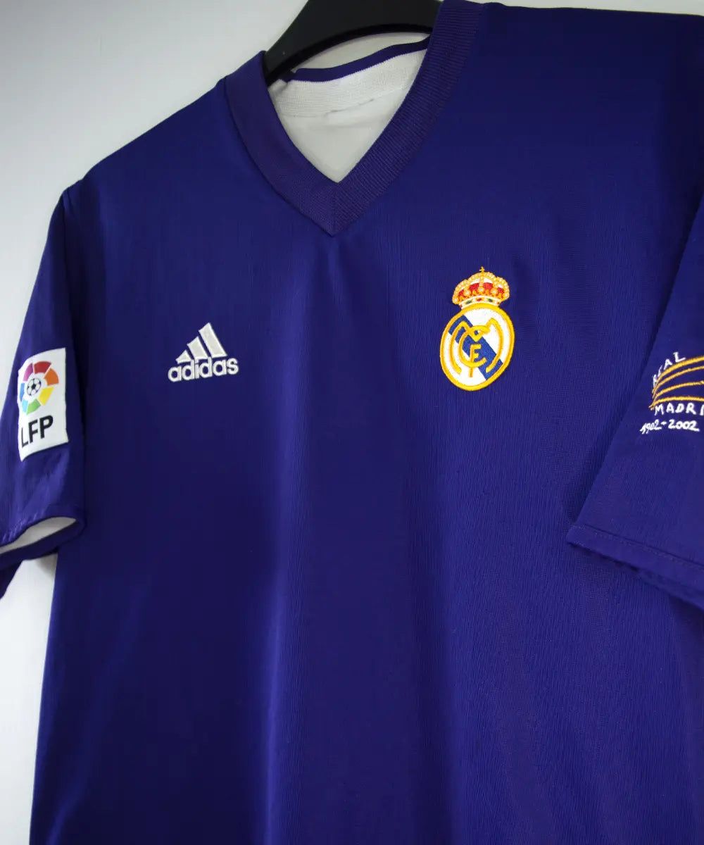 Maillot vintage third violet du real madrid de la saison 2002-2003. Il s'agit du maillot édité pour les 100 ans du club. On peut retrouver l'équipementier adidas. Le maillot est réversible. Le maillot est floqué du numéro 5 Zinedine Zidane