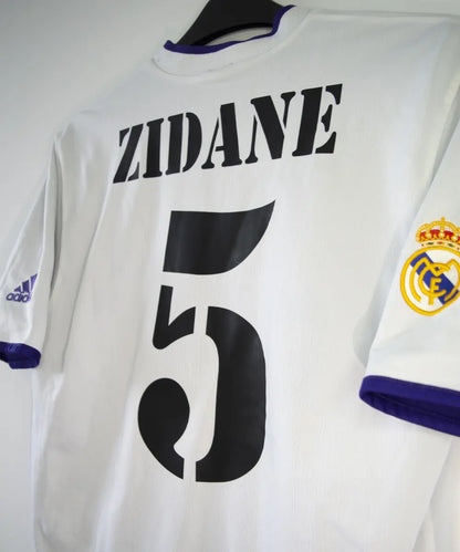 Maillot vintage third violet du real madrid de la saison 2002-2003. Il s'agit du maillot édité pour les 100 ans du club. On peut retrouver l'équipementier adidas. Le maillot est réversible. Le maillot est floqué du numéro 5 Zinedine Zidane