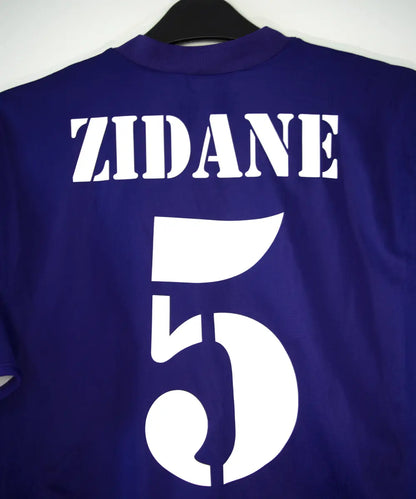 Maillot vintage third violet du real madrid de la saison 2002-2003. Il s'agit du maillot édité pour les 100 ans du club. On peut retrouver l'équipementier adidas. Le maillot est réversible. Le maillot est floqué du numéro 5 Zinedine Zidane