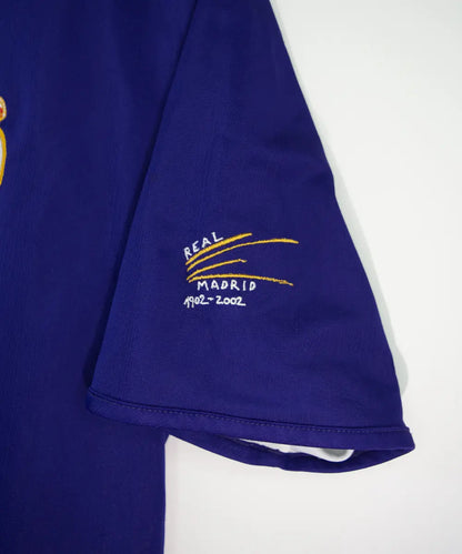 Maillot vintage third violet du real madrid de la saison 2002-2003. Il s'agit du maillot édité pour les 100 ans du club. On peut retrouver l'équipementier adidas. Le maillot est réversible. Le maillot est floqué du numéro 5 Zinedine Zidane