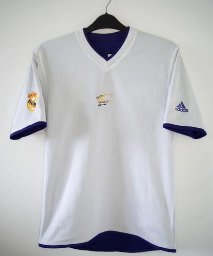 Maillot vintage third violet du real madrid de la saison 2002-2003. Il s'agit du maillot édité pour les 100 ans du club. On peut retrouver l'équipementier adidas. Le maillot est réversible. Le maillot est floqué du numéro 5 Zinedine Zidane