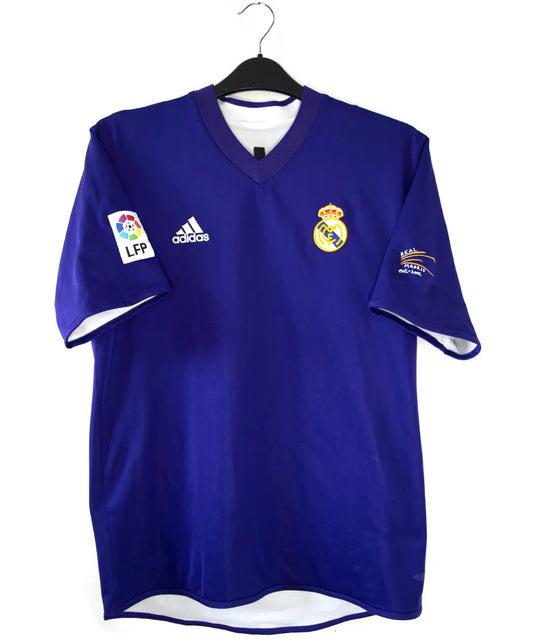 Maillot vintage third violet du real madrid de la saison 2002-2003. Il s'agit du maillot édité pour les 100 ans du club. On peut retrouver l'équipementier adidas. Le maillot est réversible. Le maillot est floqué du numéro 5 Zinedine Zidane