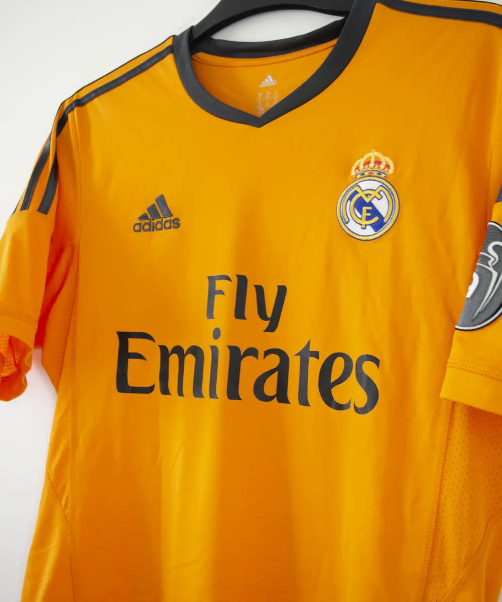 Maillot vintage third orange du real madrid de la saison 2013-2014. On peut retrouver l'équipementier adidas et le sponsor fly emirates. Le maillot est floqué du numéro 7 Cristiano Ronaldo