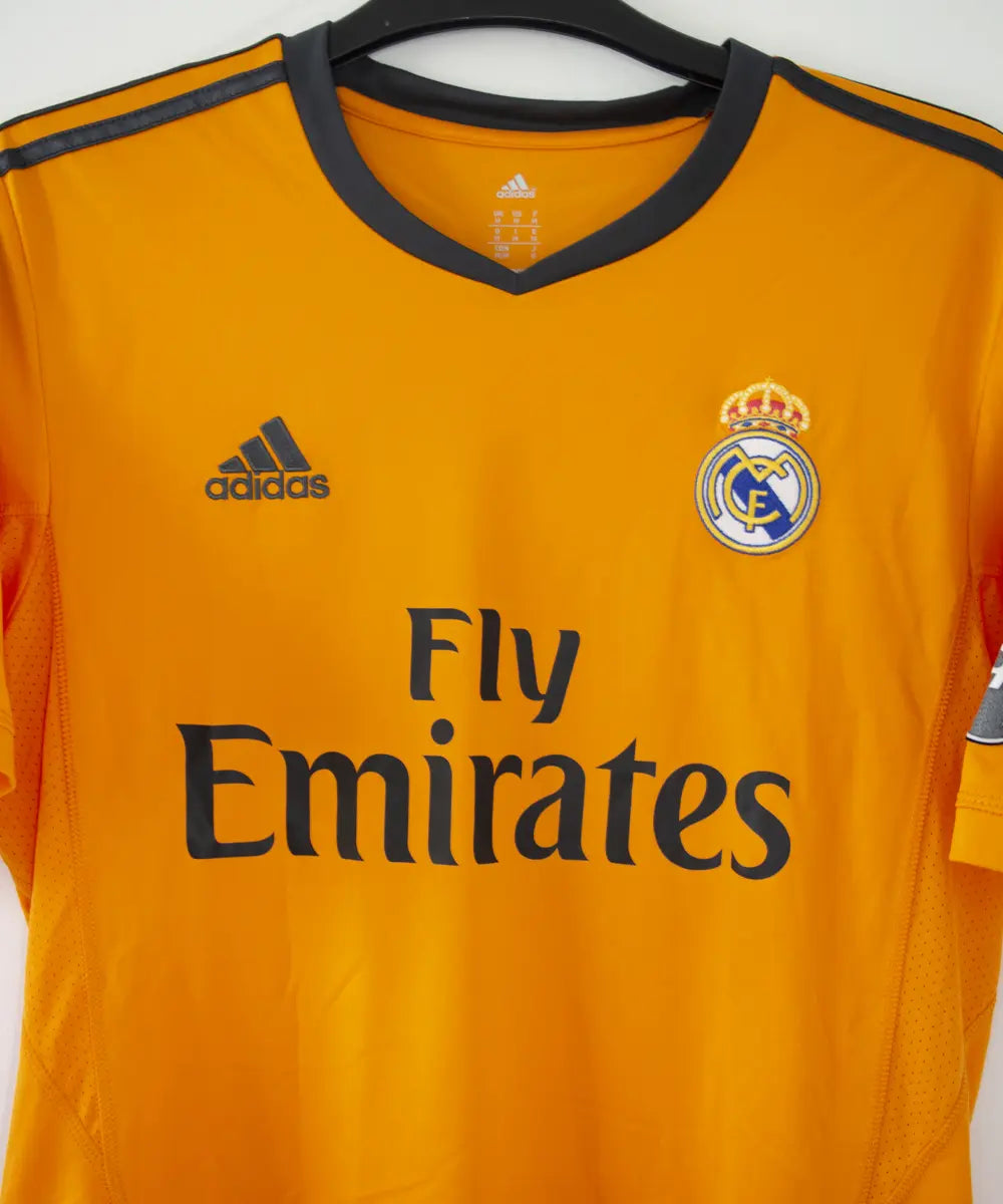 Maillot vintage third orange du real madrid de la saison 2013-2014. On peut retrouver l'équipementier adidas et le sponsor fly emirates. Le maillot est floqué du numéro 7 Cristiano Ronaldo