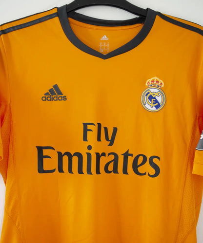Maillot vintage third orange du real madrid de la saison 2013-2014. On peut retrouver l'équipementier adidas et le sponsor fly emirates. Le maillot est floqué du numéro 7 Cristiano Ronaldo