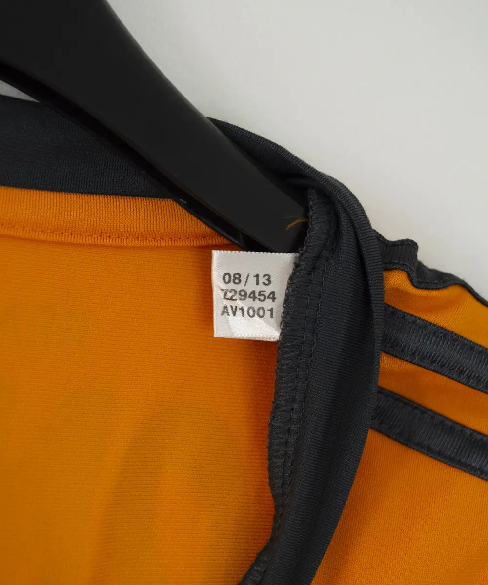 Maillot vintage third orange du real madrid de la saison 2013-2014. On peut retrouver l'équipementier adidas et le sponsor fly emirates. Le maillot est floqué du numéro 7 Cristiano Ronaldo. On peut voir l'étiquette du maillot comportant les numéros Z29454