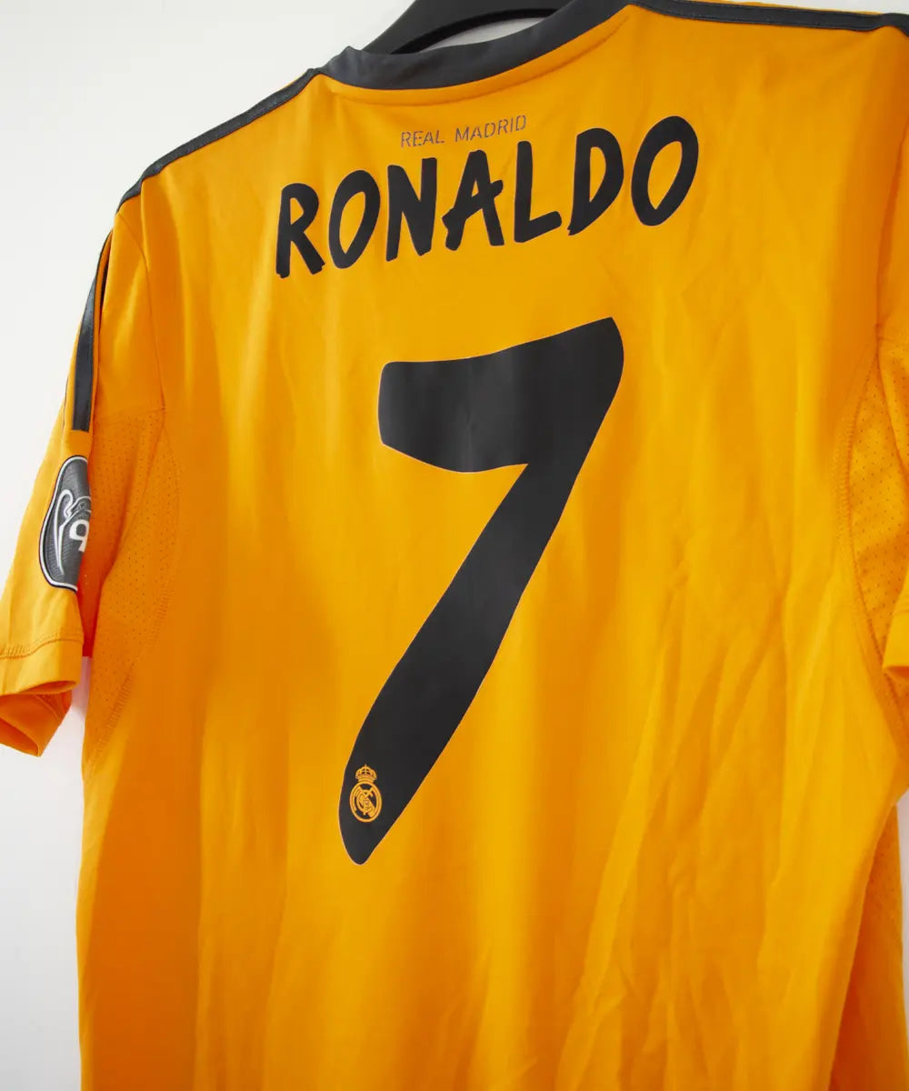 Maillot vintage third orange du real madrid de la saison 2013-2014. On peut retrouver l'équipementier adidas et le sponsor fly emirates. Le maillot est floqué du numéro 7 Cristiano Ronaldo