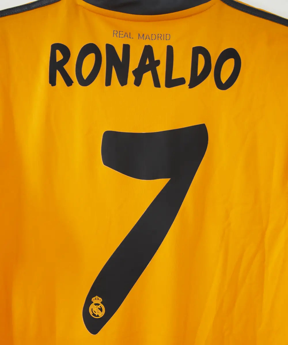 Maillot vintage third orange du real madrid de la saison 2013-2014. On peut retrouver l'équipementier adidas et le sponsor fly emirates. Le maillot est floqué du numéro 7 Cristiano Ronaldo