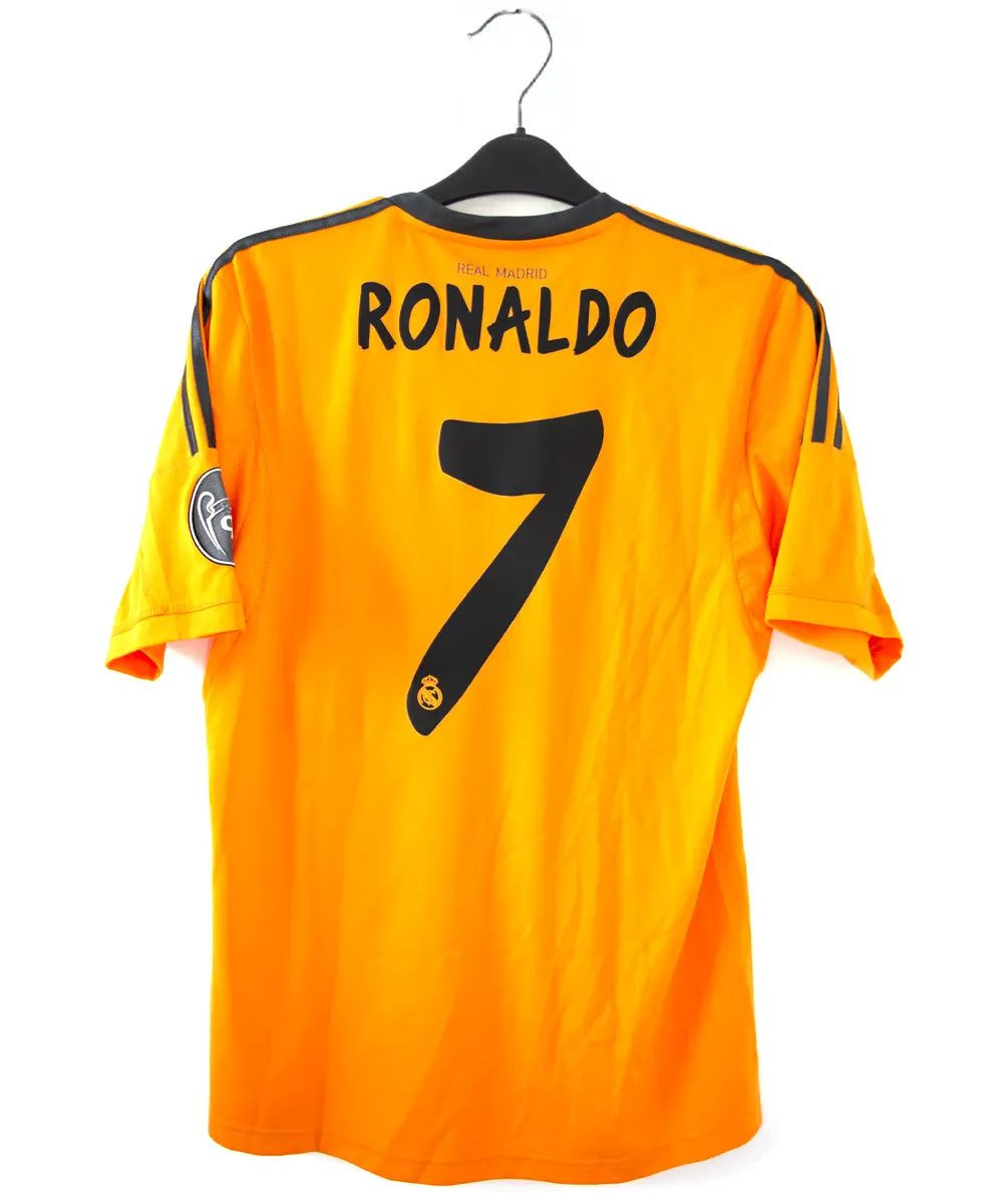 Maillot vintage third orange du real madrid de la saison 2013-2014. On peut retrouver l'équipementier adidas et le sponsor fly emirates. Le maillot est floqué du numéro 7 Cristiano Ronaldo