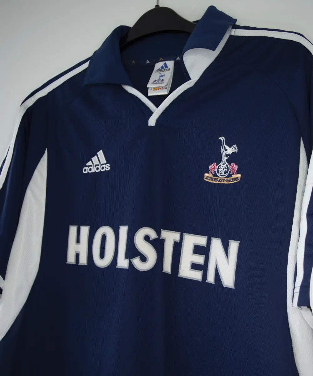 Maillot domicile de Tottenham bleu et blanc de la saison 2000-2001. On peut retrouver l'équipementier adidas et le sponsor holsten