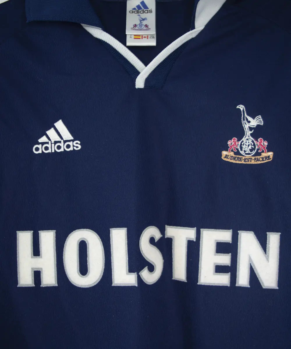 Maillot domicile de Tottenham bleu et blanc de la saison 2000-2001. On peut retrouver l'équipementier adidas et le sponsor holsten