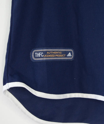 Maillot domicile de Tottenham bleu et blanc de la saison 2000-2001. On peut retrouver l'équipementier adidas et le sponsor holsten
