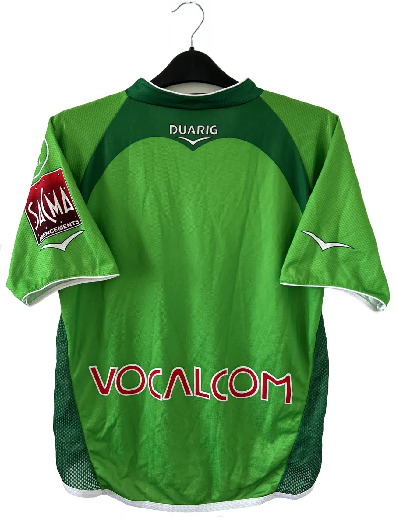 Maillot de foot vintage domicile de l'ASSE de la saison 2004-2005. Le maillot est de couleur vert et blanc. On peut retrouver l'équipementier duarig et le sponsor Konica Minolta. Il s'agit d'un maillot authentique