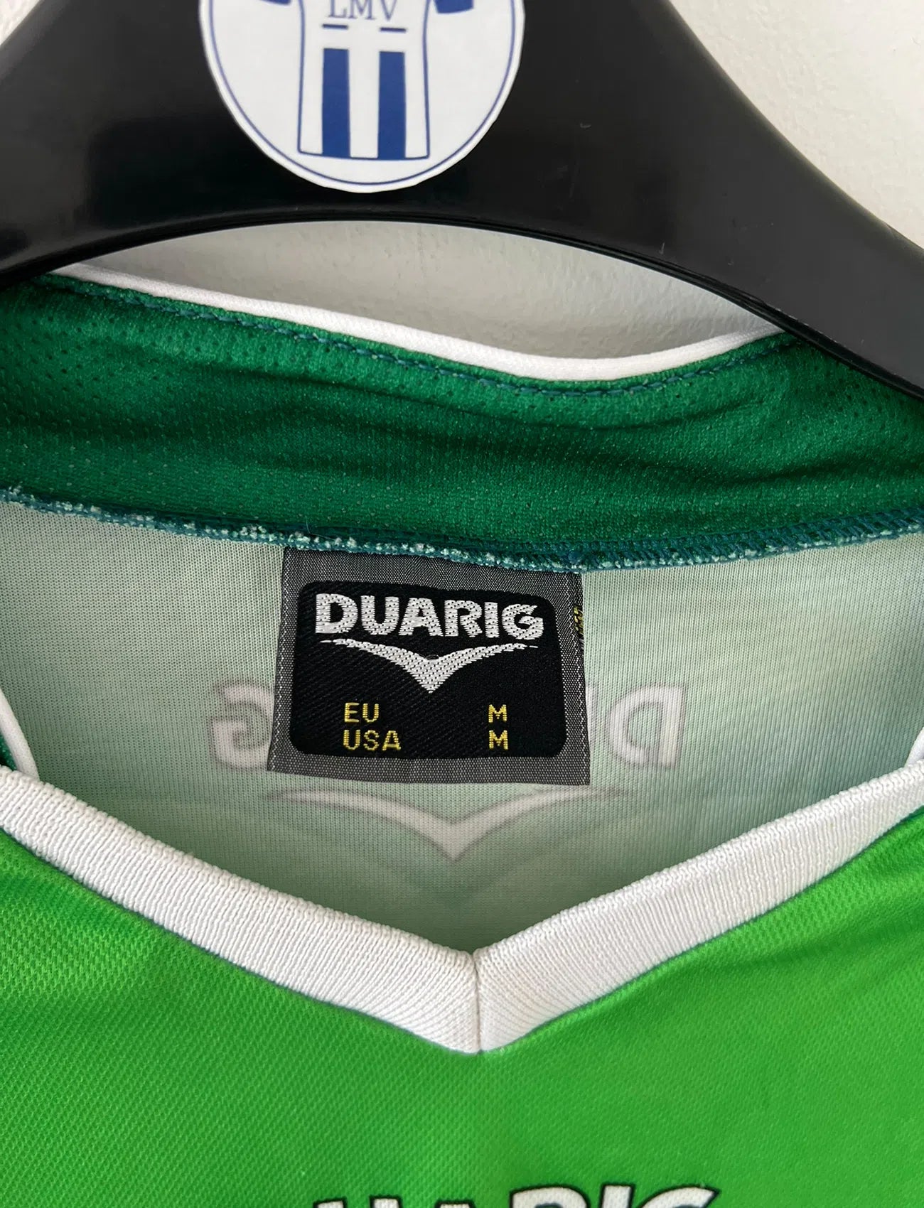 Maillot de foot vintage domicile de l'ASSE de la saison 2004-2005. Le maillot est de couleur vert et blanc. On peut retrouver l'équipementier duarig et le sponsor Konica Minolta. Il s'agit d'un maillot authentique