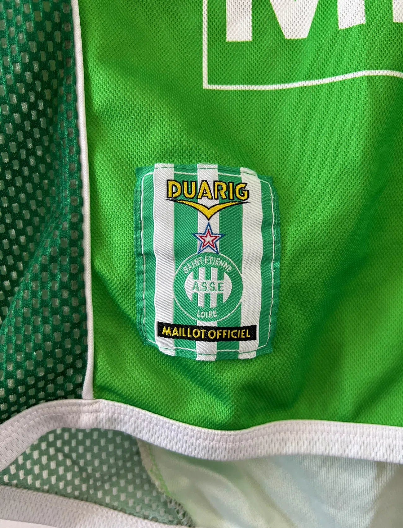 Maillot de foot vintage domicile de l'ASSE de la saison 2004-2005. Le maillot est de couleur vert et blanc. On peut retrouver l'équipementier duarig et le sponsor Konica Minolta. Il s'agit d'un maillot authentique