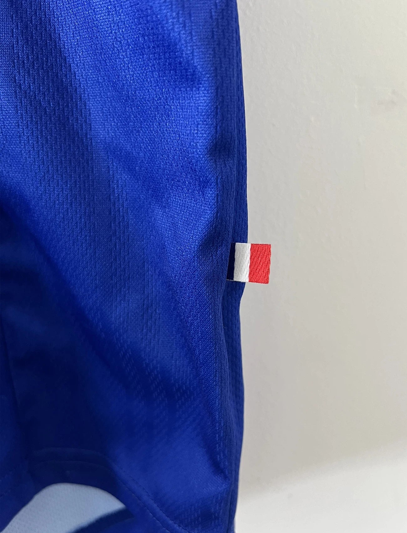 Maillot de foot vintage domicile de l'équipe de france 1998. On peut retrouver l'équipementier adidas. Le maillot est de couleur bleu blanc et rouge. Le maillot est floqué du numéro 10 Zinedine Zidane. Il s'agit d'un maillot authentique d'époque.