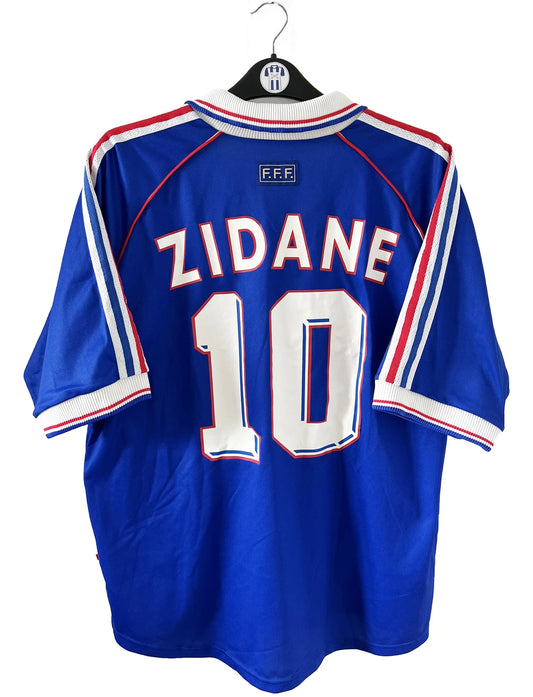 Maillot de foot vintage domicile de l'équipe de france 1998. On peut retrouver l'équipementier adidas. Le maillot est de couleur bleu blanc et rouge. Le maillot est floqué du numéro 10 Zinedine Zidane. Il s'agit d'un maillot authentique d'époque.