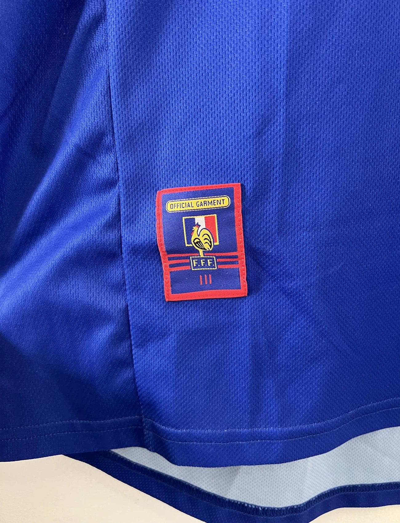 Maillot de foot vintage domicile de l'équipe de france 1998. On peut retrouver l'équipementier adidas. Le maillot est de couleur bleu blanc et rouge. Le maillot est floqué du numéro 10 Zinedine Zidane. Il s'agit d'un maillot authentique d'époque.
