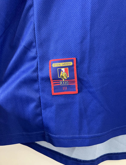 Maillot de foot vintage domicile de l'équipe de france 1998. On peut retrouver l'équipementier adidas. Le maillot est de couleur bleu blanc et rouge. Le maillot est floqué du numéro 10 Zinedine Zidane. Il s'agit d'un maillot authentique d'époque.
