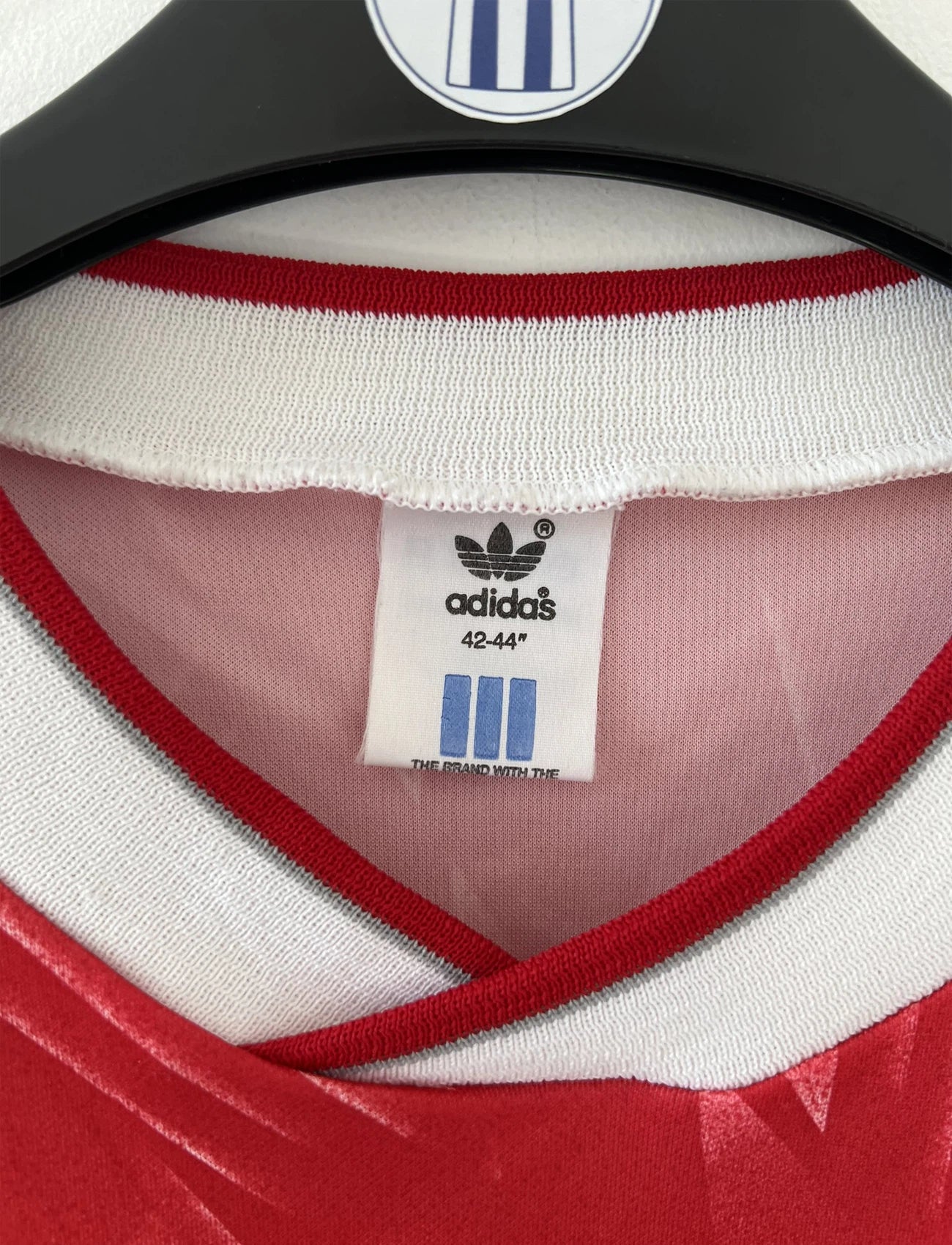 Maillot de foot vintage domicile de liverpool de la saison 1989/1991. Il s'agit du maillot domicile de couleur rouge et blanc. On peut retrouver l'équipementier adidas et le sponsor candy en feutrine. Il s'agit d'un maillot authentique d'époque.