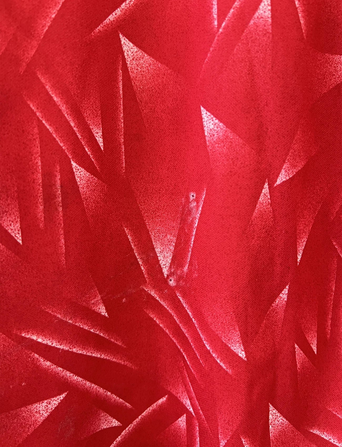Maillot de foot vintage domicile de liverpool de la saison 1989/1991. Il s'agit du maillot domicile de couleur rouge et blanc. On peut retrouver l'équipementier adidas et le sponsor candy en feutrine. Il s'agit d'un maillot authentique d'époque.
