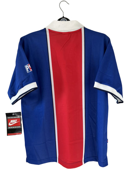 Maillot de foot vintage domicile du PSG de la saison 1997/1998. On peut retrouver l'équipementier Nike et le sponsor Opel. Il s'agit d'un maillot authentique d'époque.