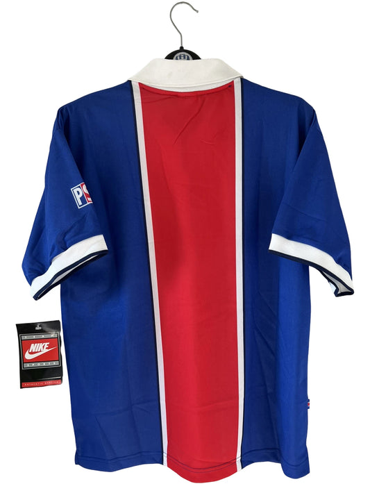 Maillot de foot vintage domicile du PSG de la saison 1997/1998. On peut retrouver l'équipementier Nike et le sponsor Opel. Il s'agit d'un maillot authentique d'époque.