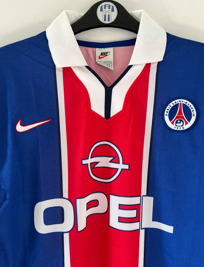 Maillot de foot vintage domicile du PSG de la saison 1997/1998. On peut retrouver l'équipementier Nike et le sponsor Opel. Il s'agit d'un maillot authentique d'époque.