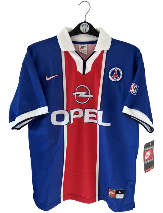Maillot de foot vintage domicile du PSG de la saison 1997/1998. On peut retrouver l'équipementier Nike et le sponsor Opel. Il s'agit d'un maillot authentique d'époque.