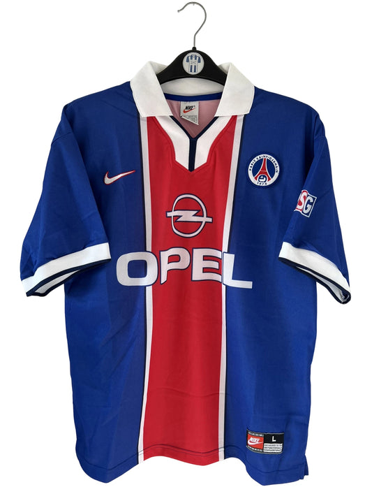 Maillot de foot vintage domicile du PSG de la saison 1997/1998. On peut retrouver l'équipementier Nike et le sponsor Opel. Il s'agit d'un maillot authentique d'époque.