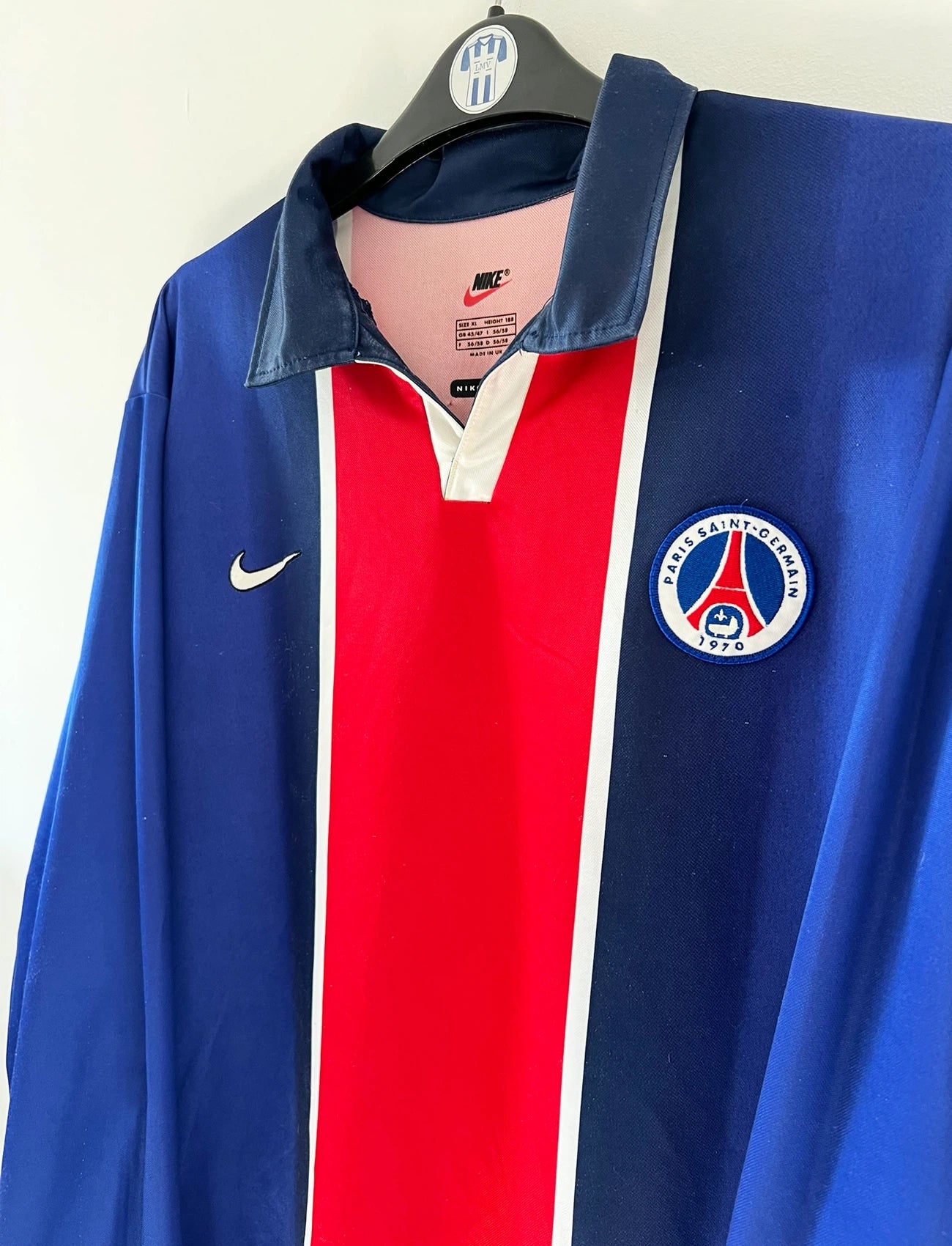 Maillot de foot vintage domicile du PSG de la saison 1998/1999. On peut retrouver l'équipementier Nike. Il s'agit d'un maillot authentique d'époque, issu du stock pro du club.