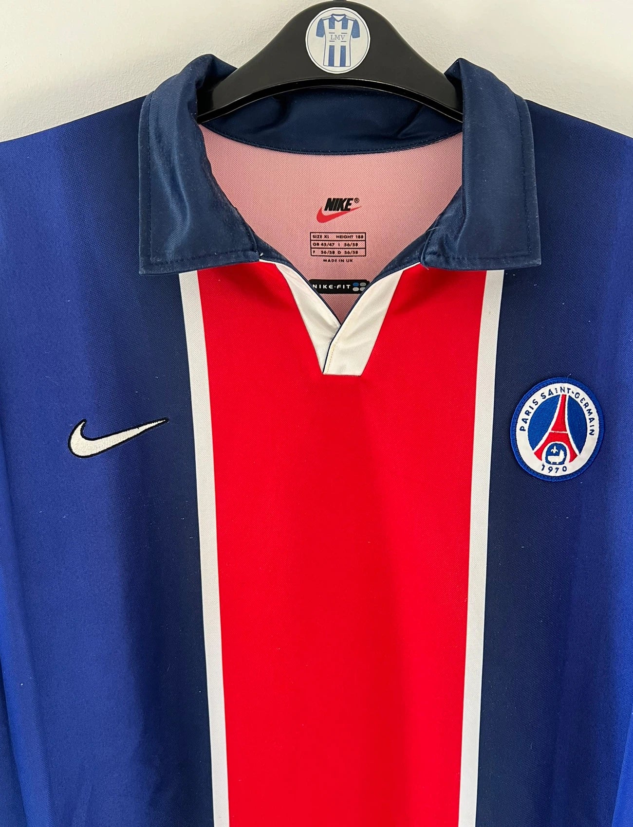 Maillot de foot vintage domicile du PSG de la saison 1998/1999. On peut retrouver l'équipementier Nike. Il s'agit d'un maillot authentique d'époque, issu du stock pro du club.