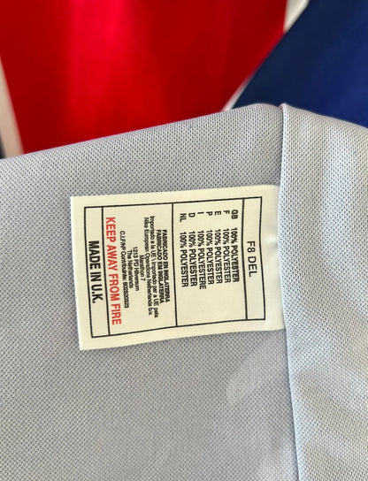 Maillot de foot vintage domicile du PSG de la saison 1998/1999. On peut retrouver l'équipementier Nike. Il s'agit d'un maillot authentique d'époque, issu du stock pro du club.