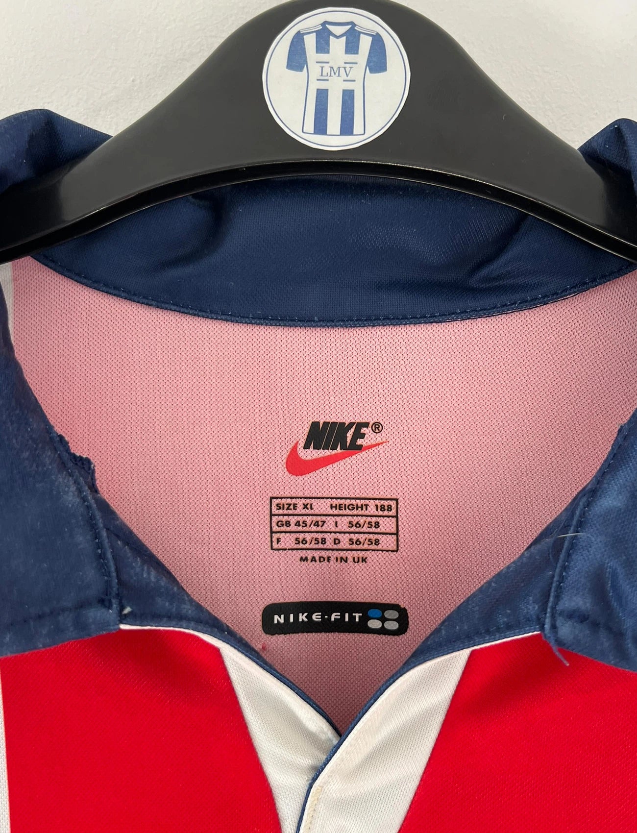 Maillot de foot vintage domicile du PSG de la saison 1998/1999. On peut retrouver l'équipementier Nike. Il s'agit d'un maillot authentique d'époque, issu du stock pro du club.