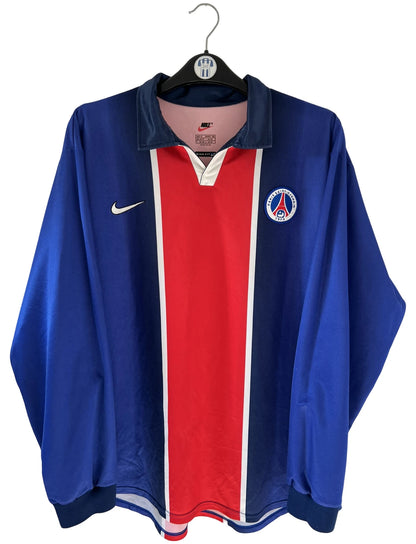 Maillot de foot vintage domicile du PSG de la saison 1998/1999. On peut retrouver l'équipementier Nike. Il s'agit d'un maillot authentique d'époque, issu du stock pro du club.