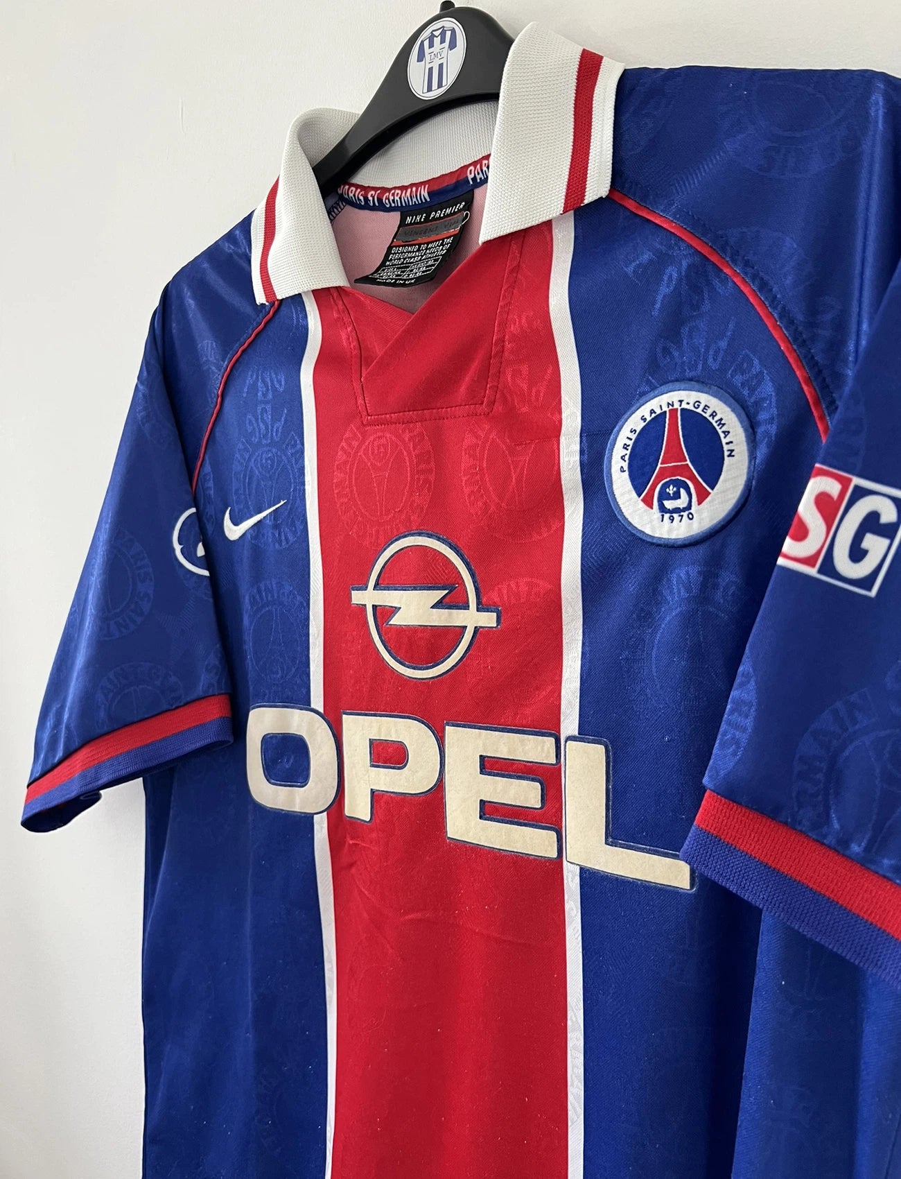 Maillot de foot vintage domicile du PSG de la saison 1996-1997. Il s'agit d'un maillot authentique. On peut retrouver l'équipementier nike et le sponsor opel