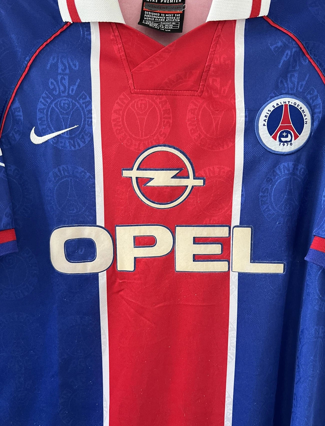 Maillot de foot vintage domicile du PSG de la saison 1996-1997. Il s'agit d'un maillot authentique. On peut retrouver l'équipementier nike et le sponsor opel