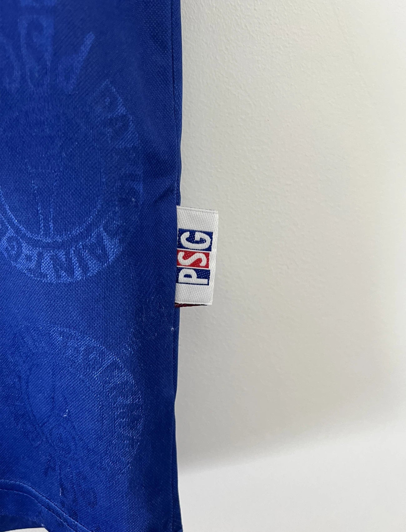 Maillot de foot vintage domicile du PSG de la saison 1996-1997. Il s'agit d'un maillot authentique. On peut retrouver l'équipementier nike et le sponsor opel
