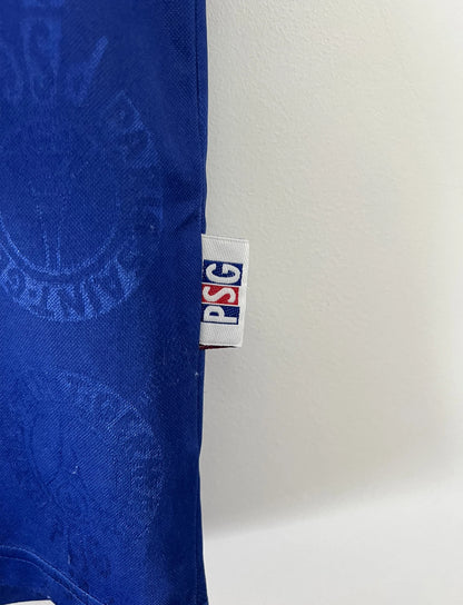 Maillot de foot vintage domicile du PSG de la saison 1996-1997. Il s'agit d'un maillot authentique. On peut retrouver l'équipementier nike et le sponsor opel