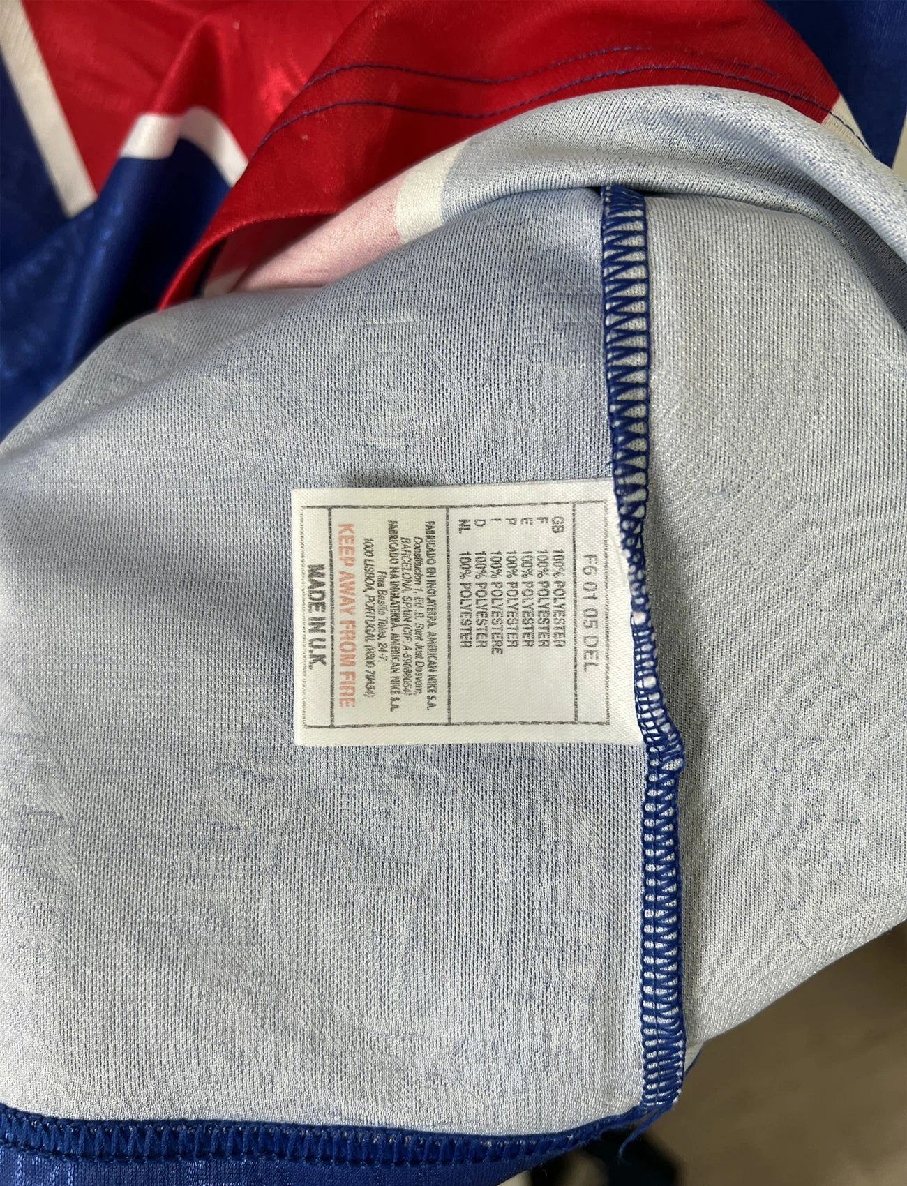 Maillot de foot vintage domicile du PSG de la saison 1996-1997. Il s'agit d'un maillot authentique. On peut retrouver l'équipementier nike et le sponsor opel